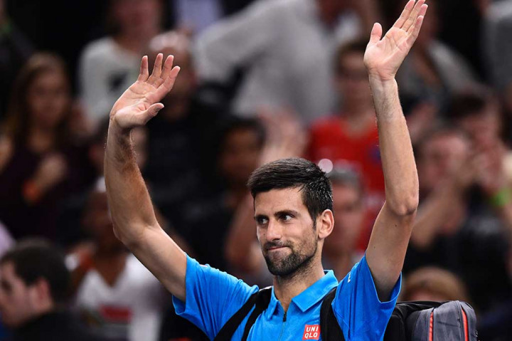Djokovic melambaikan tangan kepada para penggemarnya saat meninggalkan lapangan.