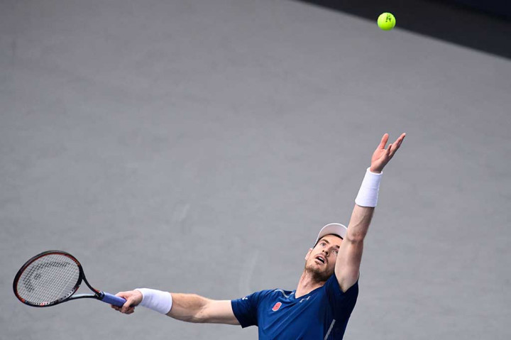 Andy Murray melancarkan servis ke arah Tomas Berdych.