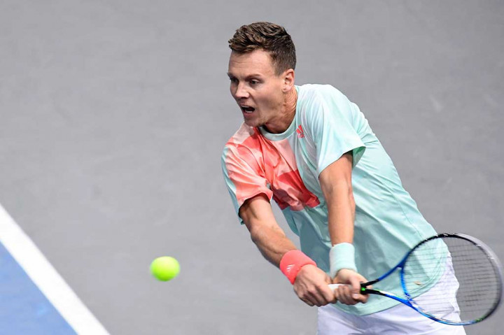 Berdych berusaha mengembalikan bola ke arah Murray.