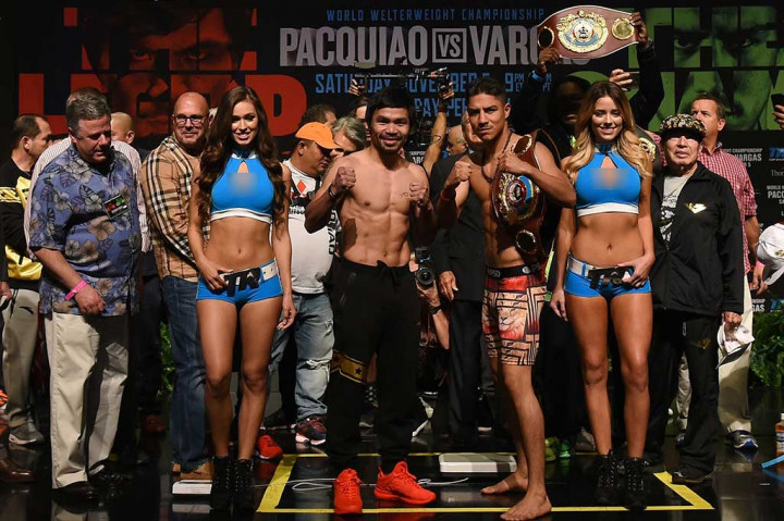 Manny Pacquiao dan Jessie Vargas berpose bersama saat acara timbang badan di Thomas & Mack Arena, Las Vegas, Jumat (4/11/2016) waktu setempat. Pacquiao memiliki berat badan 65,7 kg, sementara Vargas 66,5 kg.