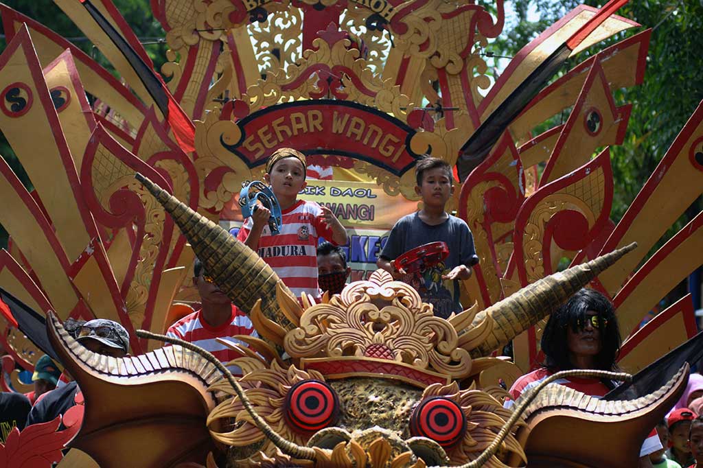 Siswa SD memainkan musik etnik perkusi khas Pamekasan saat karnaval budaya di Pamekasan, Jawa Timur, Sabtu (5/11/2016). 