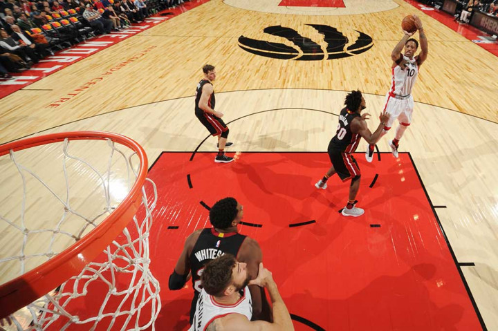 DeMar DeRozan berusaha memasukkan bola ke basket saat melawan Miami Heat di Toronto, Sabtu. DeRozan mencetak 34 poin dalam laga tersebut.