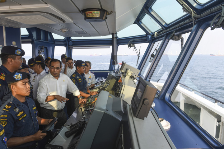 Menteri Perhubungan Budi Karya Sumadi (ketiga kiri) berada di ruang kemudi KM Trisula saat meninjau waiting time di perairan Teluk Jakarta, Minggu (6/11/2016)
