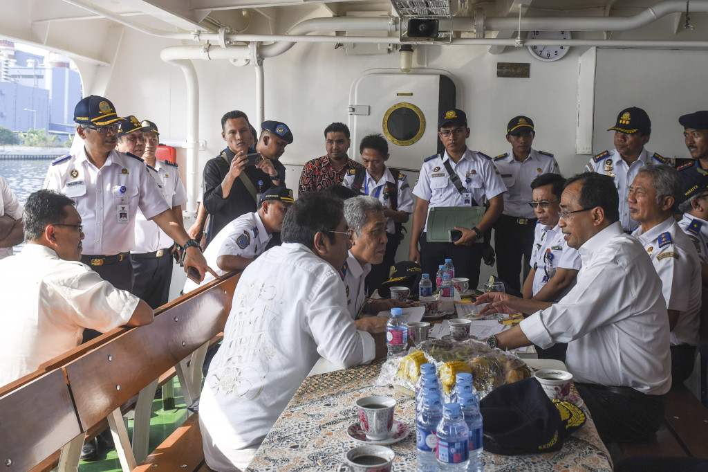 Menteri Perhubungan Budi Karya Sumadi (kedua kanan) didampingi Dirjen Perhubungan Laut Kemehub Tonny Budiono (kanan) berbincang dengan Direktur Utama Pelindo II Elvyn G Masassya (ketujuh kiri) saat meninjau waiting time dari KM Trisula di perairan Teluk Jakarta, Minggu (6/11/2016)