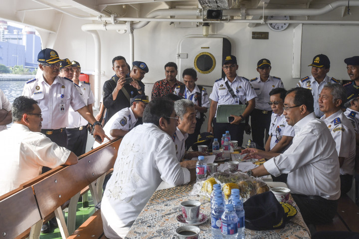 Menteri Perhubungan Budi Karya Sumadi (kedua kanan) didampingi Dirjen Perhubungan Laut Kemehub Tonny Budiono (kanan) berbincang dengan Direktur Utama Pelindo II Elvyn G Masassya (ketujuh kiri) saat meninjau waiting time dari KM Trisula di perairan Teluk Jakarta, Minggu (6/11/2016)