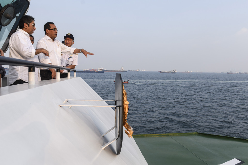 Menteri Perhubungan Budi Karya Sumadi (tengah) didampingi Dirjen Perhubungan Laut Kemehub Tonny Budiono (kanan) berbincang dengan Direktur Utama Pelindo II Elvyn G Masassya (kiri) saat meninjau waiting time dari KM Trisula di perairan Teluk Jakarta, Minggu (6/11/2016)