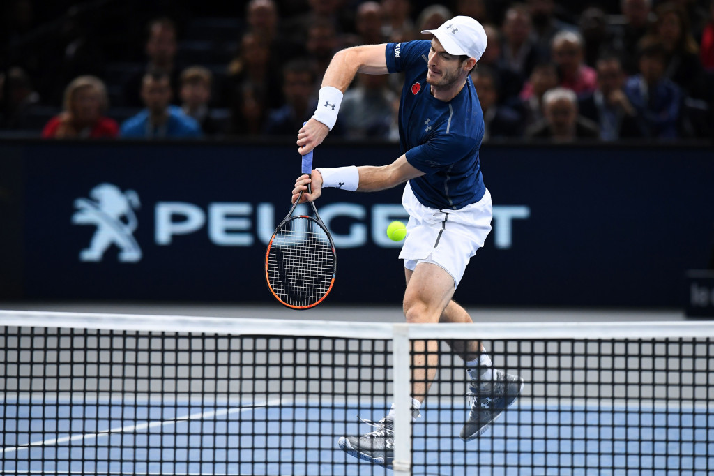 Andy Murray berusaha mengembalikan bola saat melawan John Isner pada final Paris Masters 2016 di Accor Hotels Arena