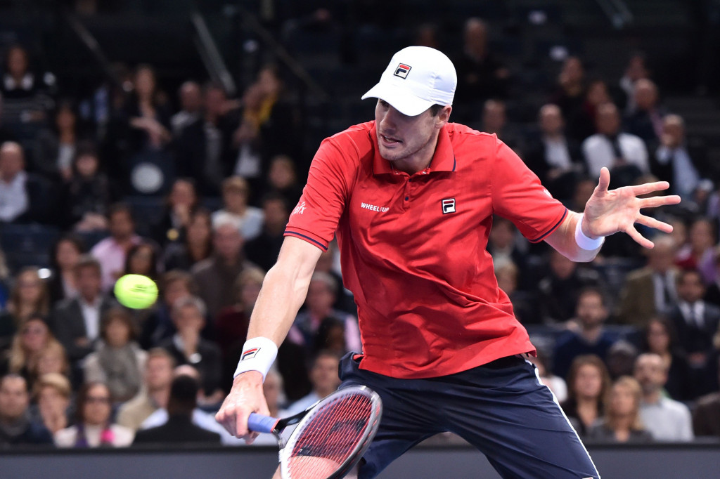John Isner berusaha mengembalikan bola saat melawan Andy Murray pada final Paris Masters 2016 di Accor Hotels Arena