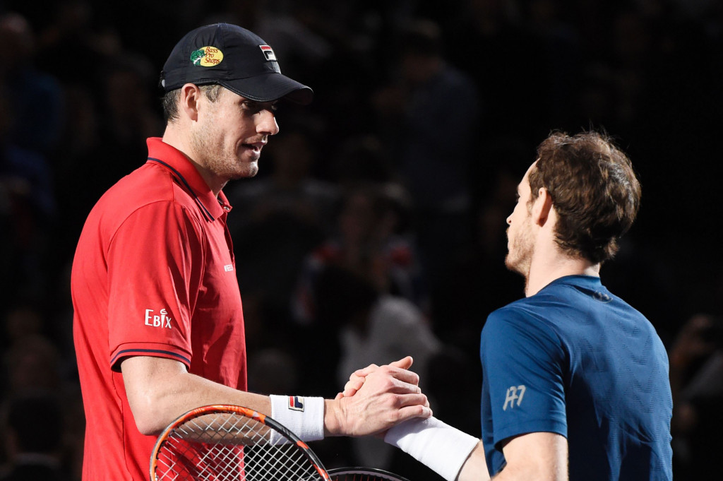 Andy Murray (kanan) berjabat tangan dengan John Isner setelah pertandingan usai