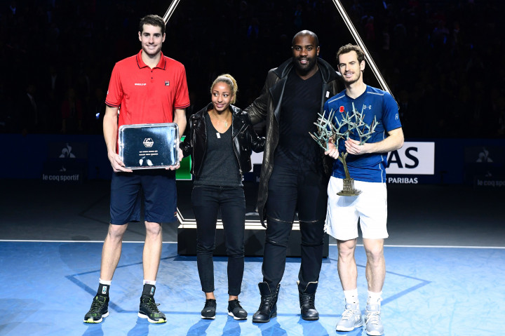 Andy Murray (kanan) menjadi juara setelah mengalahkan John Isner dengan tiga set 6-3, 6-7(4), 6-4