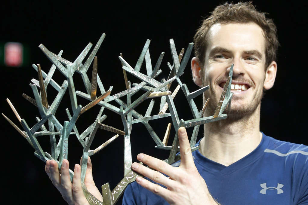 Andy Murray mengangkat trofi Paris Masters 2016