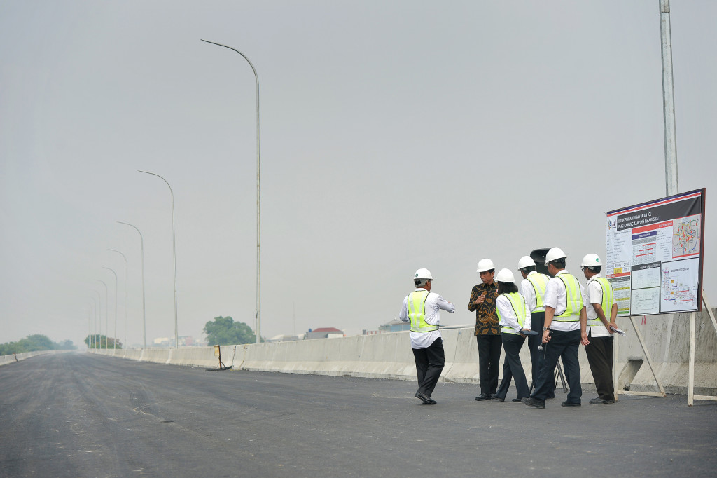 Presiden Jokowi (kedua kiri) bersama Menteri PU Basuki Hadimuljono (kiri), Menteri BUMN Rini Soemarno (ketiga kiri) dan Dirut PT Waskita Karya M Choliq (tengah) meninjau proyek pembangunan jalan Tol Bekasi-Cawang-Kampung Melayu (Becakayu) seksi 1, di Jalur Kalimalang Jakasampurna Bekasi, Jawa Barat, Senin (7/11/2016)
