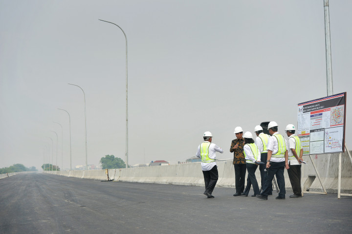 Presiden Jokowi (kedua kiri) bersama Menteri PU Basuki Hadimuljono (kiri), Menteri BUMN Rini Soemarno (ketiga kiri) dan Dirut PT Waskita Karya M Choliq (tengah) meninjau proyek pembangunan jalan Tol Bekasi-Cawang-Kampung Melayu (Becakayu) seksi 1, di Jalur Kalimalang Jakasampurna Bekasi, Jawa Barat, Senin (7/11/2016)