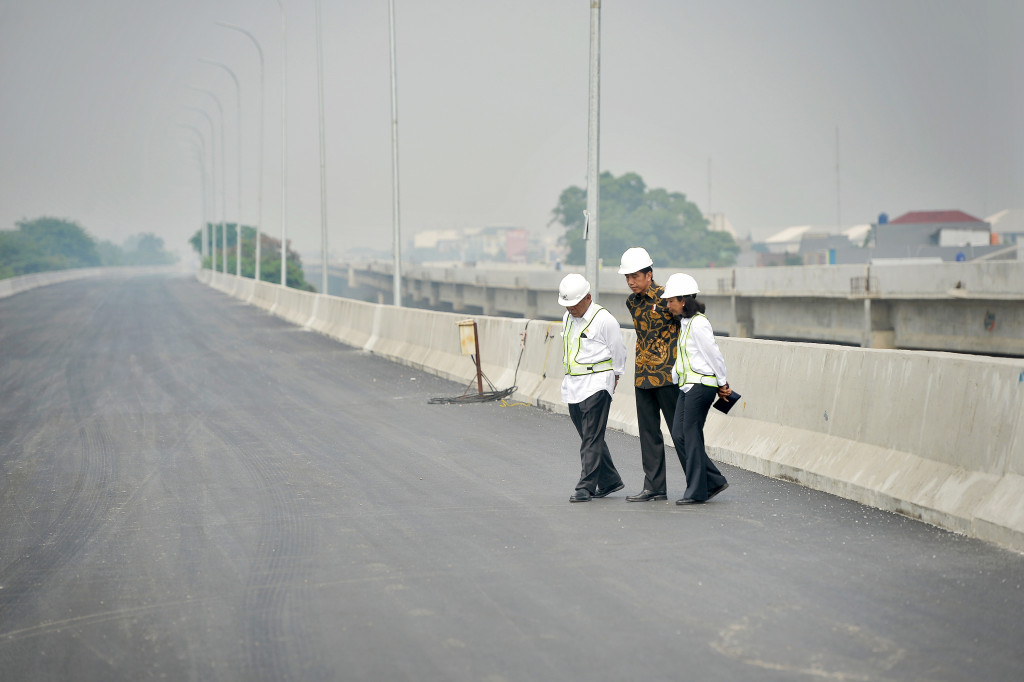 Presiden Jokowi (tengah) bersama Menteri PU Basuki Hadimuljono (kiri) dan Menteri BUMN Rini Soemarno meninjau proyek pembangunan jalan Tol Bekasi-Cawang-Kampung Melayu (Becakayu) seksi 1, di Jalur Kalimalang Jakasampurna Bekasi, Jawa Barat, Senin (7/11/2016)