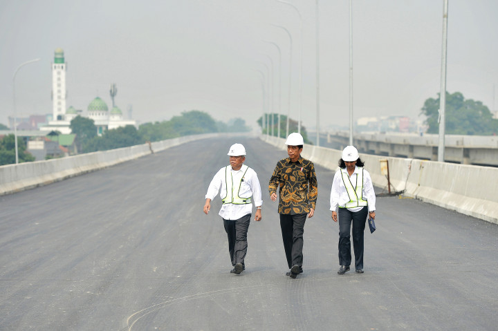 Presiden Jokowi (tengah) bersama Menteri PU Basuki Hadimuljono (kiri) dan Menteri BUMN Rini Soemarno meninjau proyek pembangunan jalan Tol Bekasi-Cawang-Kampung Melayu (Becakayu) seksi 1, di Jalur Kalimalang Jakasampurna Bekasi, Jawa Barat, Senin (7/11/2016)