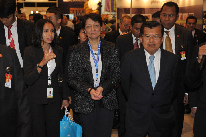 Wapres Jusuf Kalla (kanan) meninjau pameran bersama Presiden Interpol, Mireille Ballestrazzi (tengah) usai membuka Sidang Umum Interpol ke-85 di Nusa Dua, Bali, Senin (7/11/2016)