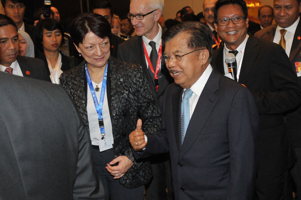 Wapres Jusuf Kalla (kanan) meninjau pameran bersama Presiden Interpol, Mireille Ballestrazzi (ketiga kiri) usai membuka Sidang Umum Interpol ke-85 di Nusa Dua, Bali, Senin (7/11/2016)