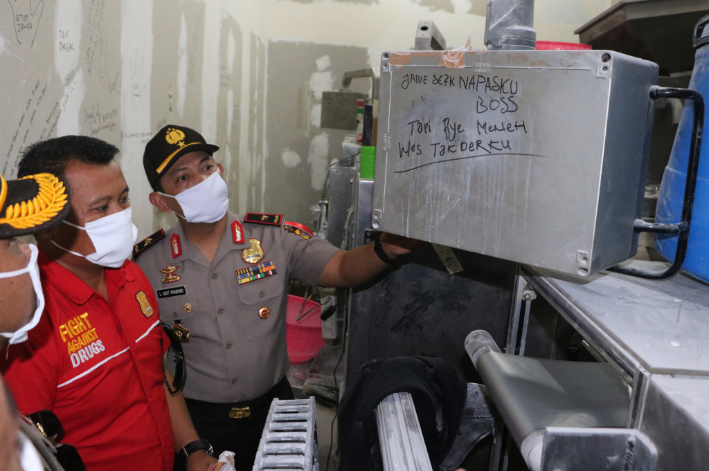 Kapolda Banten Brigjen Pol Listyo Sigit Prabowo (kanan) mengamati mesin pencetak pil saat penggerebekan pabrik obat ilegal di Jalan Sudirman, Serang, Banten, Senin (7/11/2016)