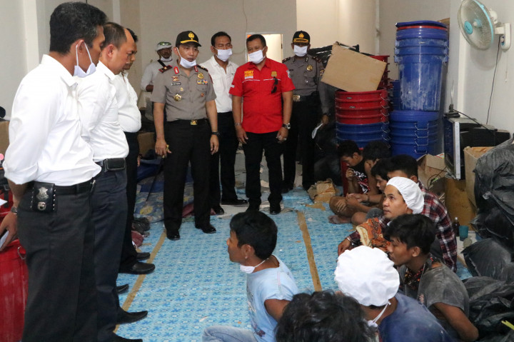 Kapolda Banten Brigjen Pol Listyo Sigit Prabowo (tengah) menginterogasi karyawan pabrik obat ilegal saat penggerebekan di Jalan Sudirman, Serang, Banten, Senin (7/11/2016)