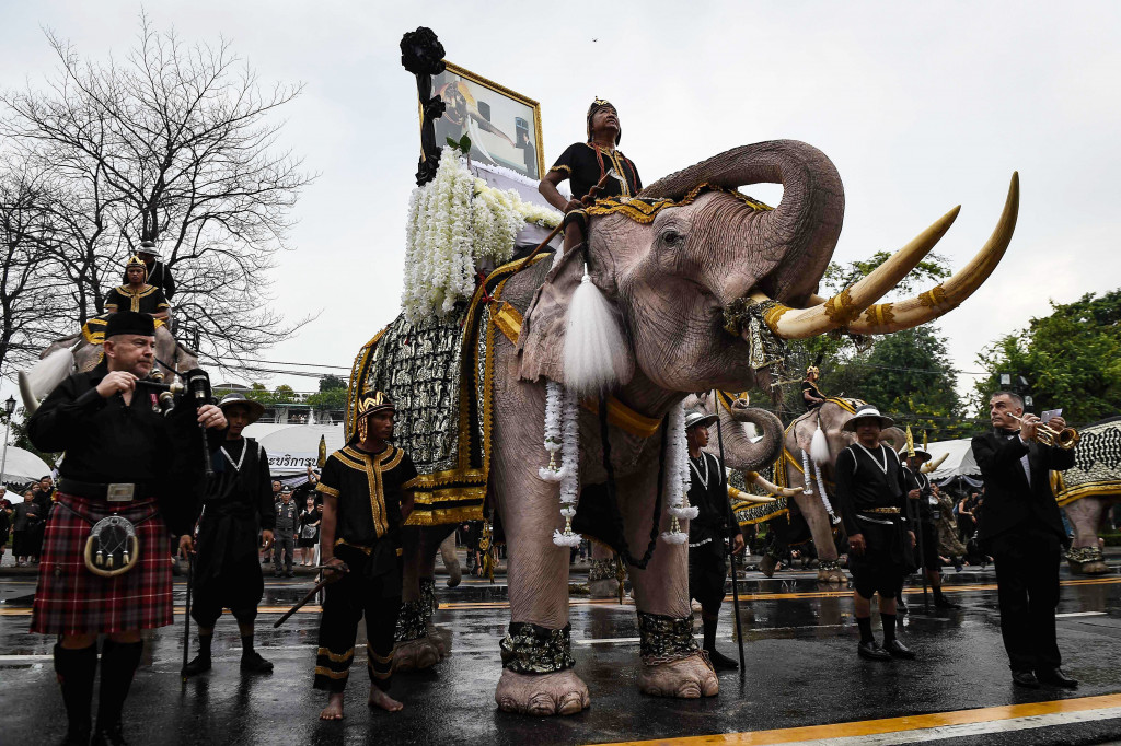 Barisan gajah Ayutthaya bersama pawang menuju Grand Palace, tempat jenazah Raja Bhumibol Adulyadej disemayamkan, Selasa (8/11/2016).