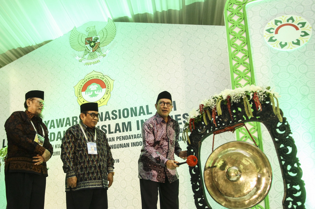 Menteri Agama Lukman Hakim Saifuddin (kanan) memukul gong didampingi Ketua Umum DPP Lembaga Dakwah Islam Indonesia (LDII) Abdullah Syam (tengah) dan Ulama LDII Kasmudi Assidiqi (kiri) saat pembukaan Musyawarah Nasional VIII LDII di Balai Kartini, Jakarta, Selasa (8/11/2016)
