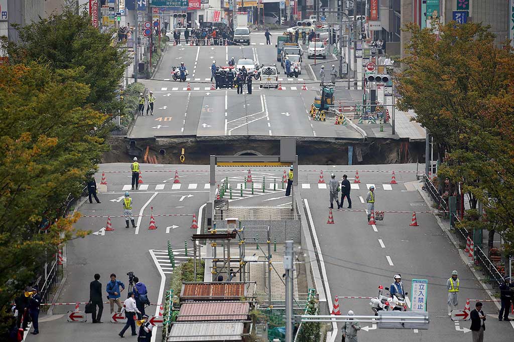 Sebuah sinkhole raksasa muncul di jalanan utama Kota Fukuoka, Jepang, Selasa.