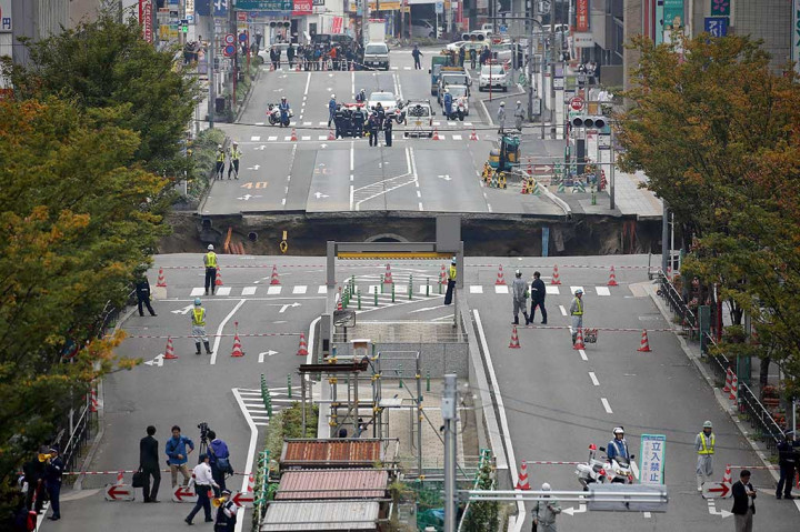 Sebuah sinkhole raksasa muncul di jalanan utama Kota Fukuoka, Jepang, Selasa.