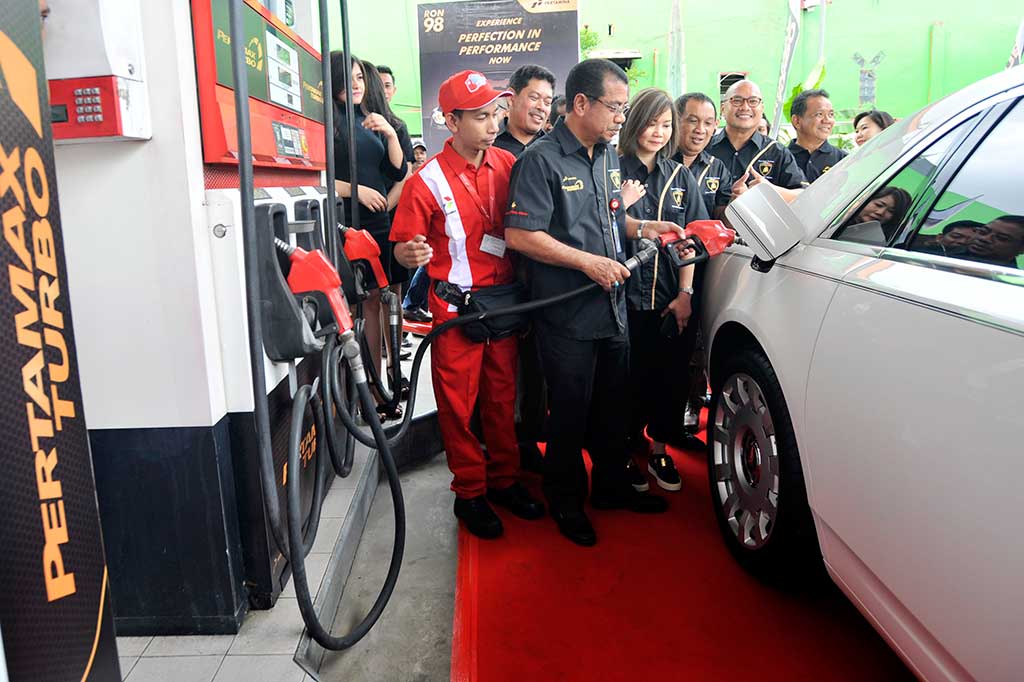 GM Pertamina Marketing Operation Region (MOR) VII Makassar Tengku Badarsyah mengisi BBM Pertamax turbo ke salah satu kendaraan konsumen saat peluncuran Pertamax Turbo di Makassar, Sulawesi Selatan, Rabu.