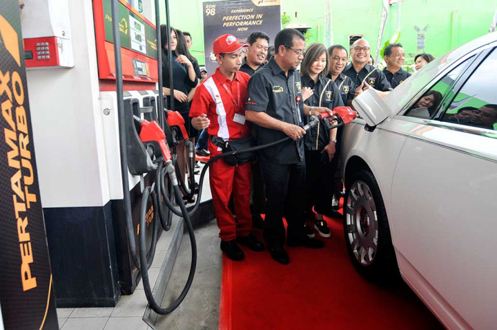 GM Pertamina Marketing Operation Region (MOR) VII Makassar Tengku Badarsyah mengisi BBM Pertamax turbo ke salah satu kendaraan konsumen saat peluncuran Pertamax Turbo di Makassar, Sulawesi Selatan, Rabu.
