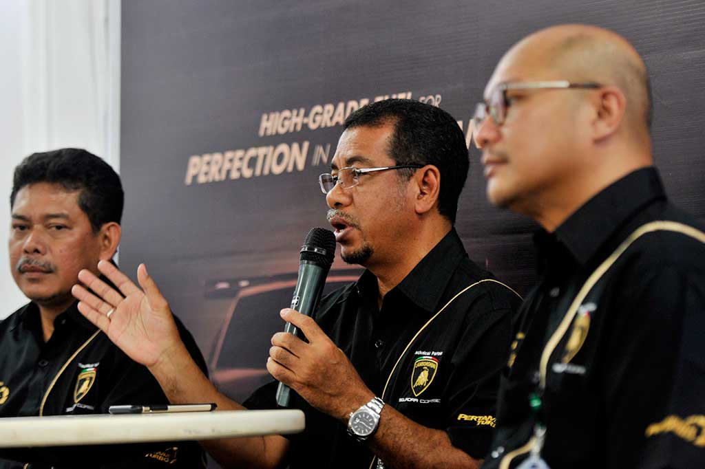 GM Pertamina Marketing Operation Region (MOR) VII Makassar Tengku Badarsyah (tengah) didampingi Manager Retail Fuel Marketing Pertamina MOR VII Tata Pandaya (kiri) dan Manager Communication and Relation Pertamina MOR VII Hermansyah Y Nasroen (kanan), memberikan keterangan kepada wartawan saat peluncuran Pertamax Turbo di Makassar.