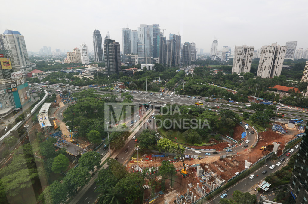 Proyek pembangunan jalan layang lingkar simpang susun Semanggi, Jakarta, Rabu (11/9/2016)