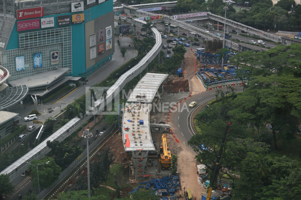 Proyek pembangunan jalan layang lingkar simpang susun Semanggi, Jakarta, Rabu (11/9/2016)