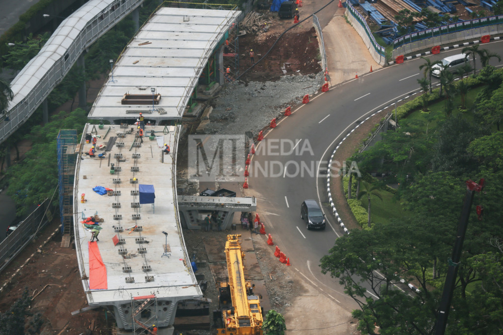 Proyek pembangunan jalan layang lingkar simpang susun Semanggi, Jakarta, Rabu (11/9/2016)