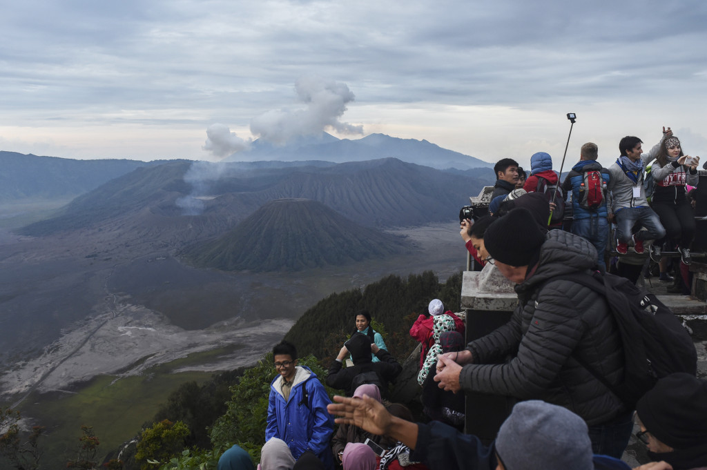 Wisatawan menikmati pemandangan Gunung Bromo dari Penanjakan Satu, Probolinggo, Jawa Timur, Rabu (9/11/2016)