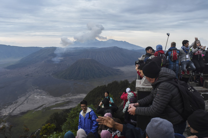Wisatawan menikmati pemandangan Gunung Bromo dari Penanjakan Satu, Probolinggo, Jawa Timur, Rabu (9/11/2016)