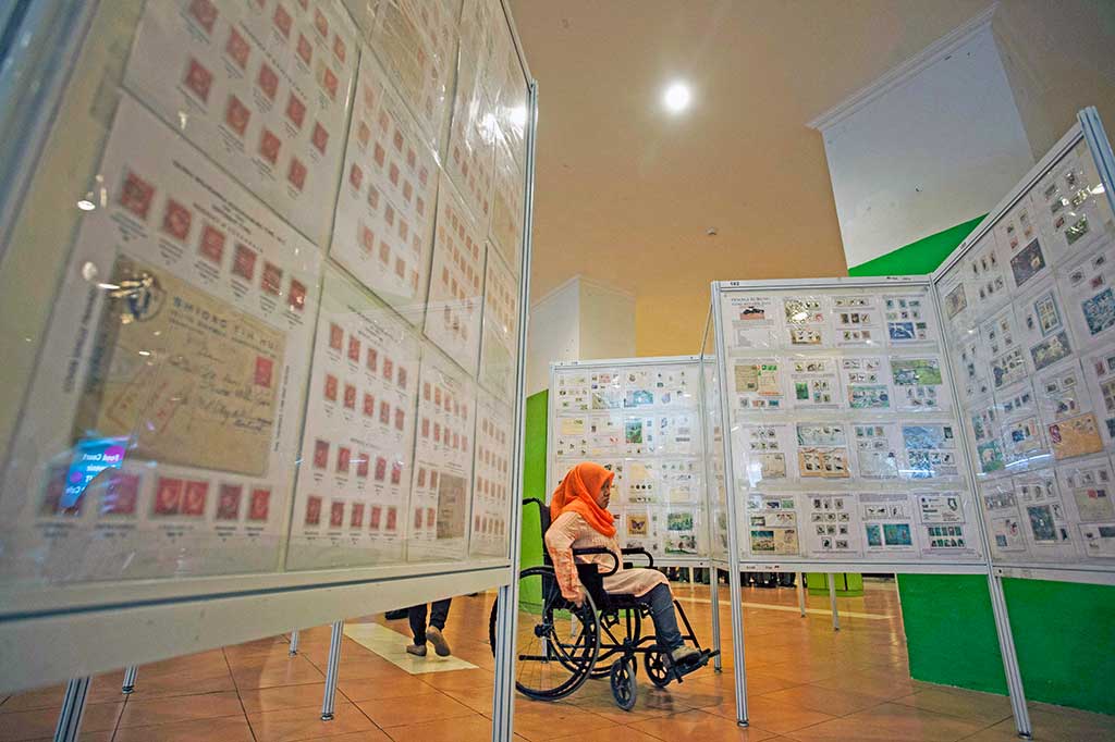 Pengunjung mengamati benda filateli yang dipamerkan saat pameran filateli nasional di Gedung Kotak Taman Pintar, DI Yogyakarta, Rabu (9/11/2016). 