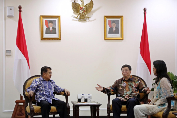 Wakil Presiden Jusuf Kalla menerima Presiden Tsinghua University Qiu Yong (kedua kanan) yang didamping oleh Founder Yayasan Upaya Indonesia Damai yang dikenal juga dengan United in Diversity (UID), Cherie Nursalim (kanan), di Istana Wakil Presiden, Jakarta, Rabu (9/11/2016)