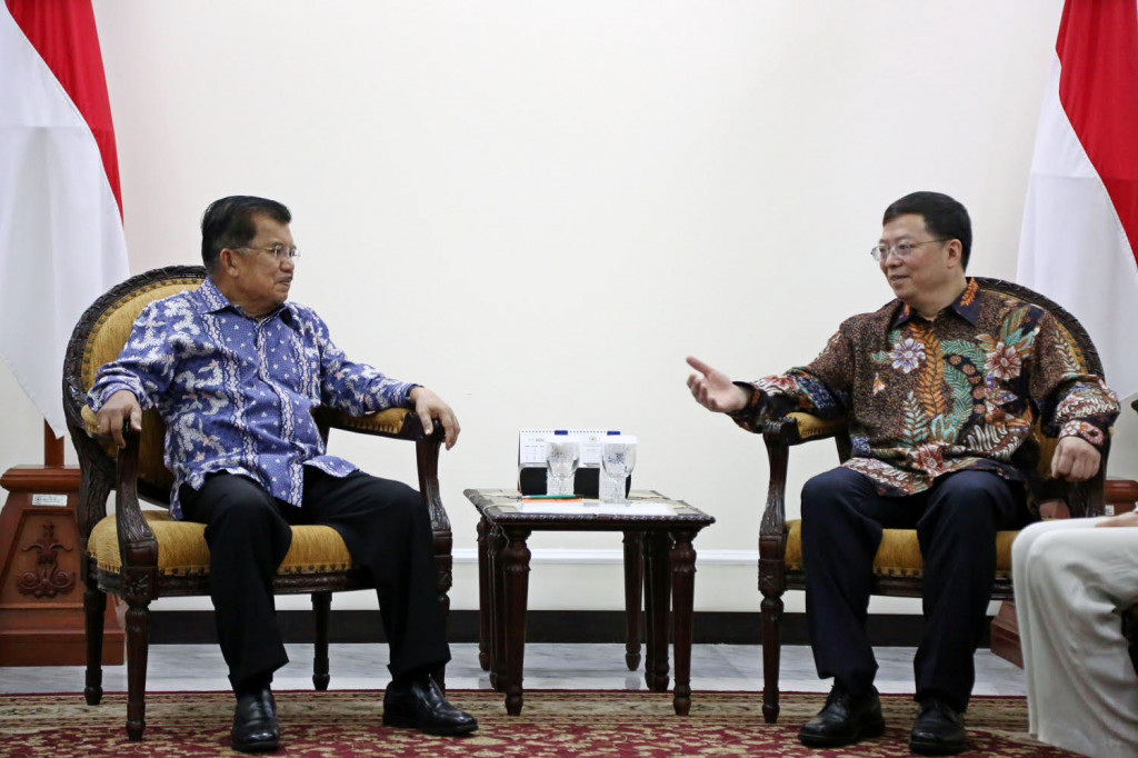 Wakil Presiden Jusuf Kalla menerima Presiden Tsinghua University Qiu Yong di Istana Wakil Presiden, Jakarta, Rabu (9/11/2016)