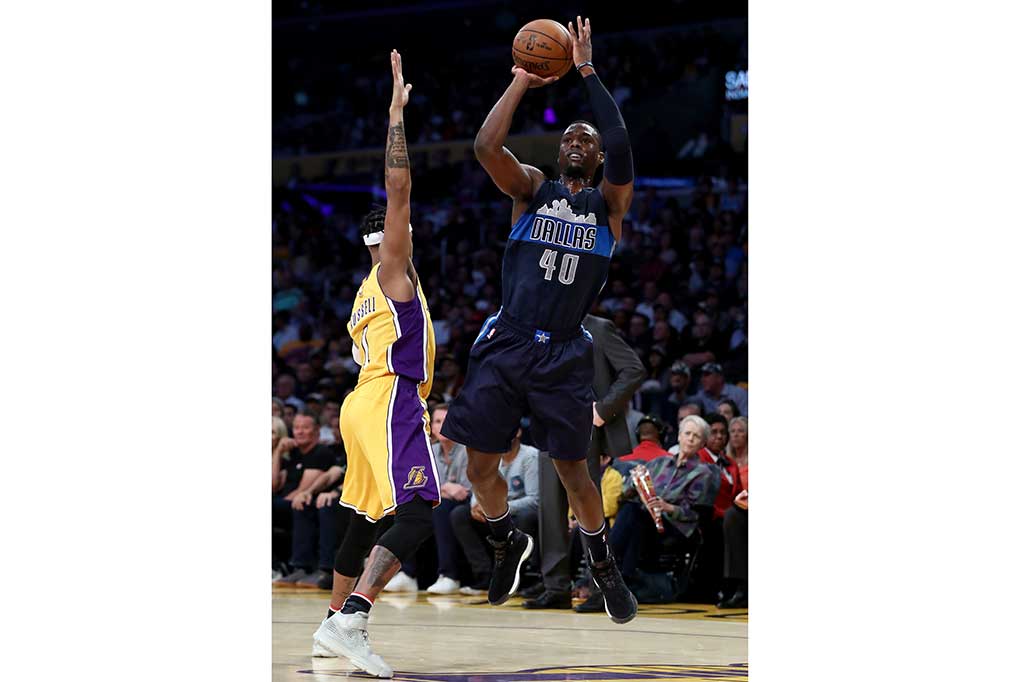 Forward Dallas Mavericks Harrison Barnes berusaha memasukkan bola ke basket saat melawan LA Lakers, Rabu.