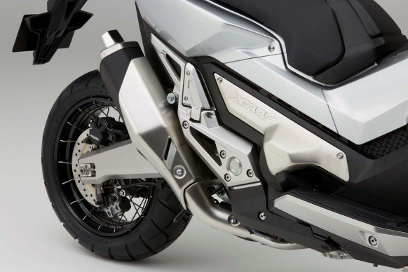 Bermesin dua silinder 745cc SOHC, delapan katup, dengan pendingin cairan. Mesin sama dipakai Honda Integra dan NC750X.