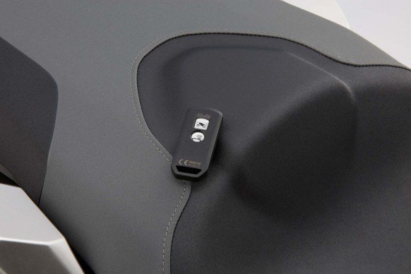 Keyless ignition. Tenaga puncaknya 54 daya kuda pada 6.250 rpm dan torsi 67,9 Nm. Menggunakan dual clutch transmission (DCT) khas Honda.