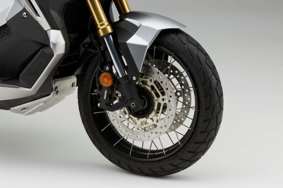 Roda depan diapit dua cakram menempel di suspensi up side down 41mm. Pelek depan berukuran 17