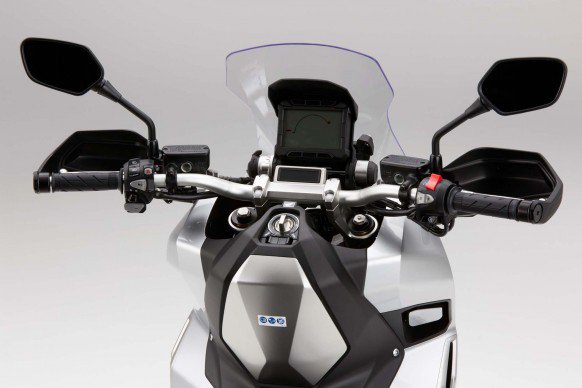 Kokpit khas motor penjelajah, Windshield tegak, rise handle bar, direct stem dan panel full digital layar lebar sehingga mudah dibaca.