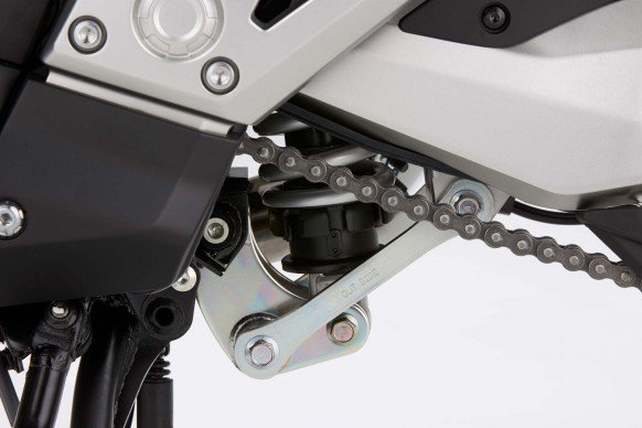 Shockbreaker tunggal di belakang dengan penyetelan preload, panjang travelnya hingga 150 mm.