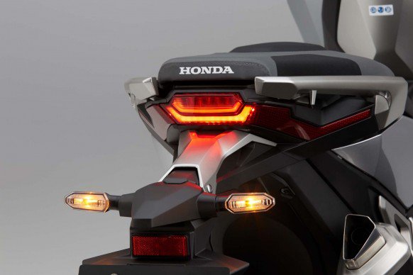 Lampu sein dan tail light minimalis. Berat basah Honda X-ADV mencapai 238 kilogram. Perlu tenaga extra untuk mengendalikannya.