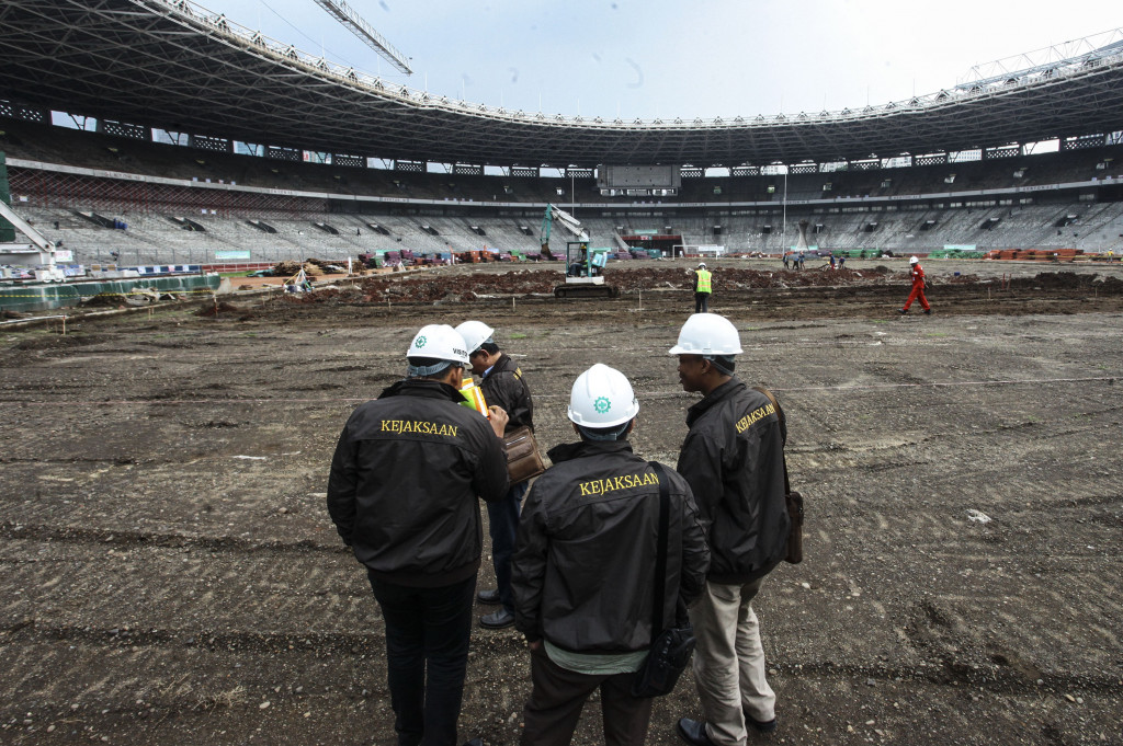 Petugas Kejaksaan Tinggi (Kajati) DKI Jakarta meninjau pembangunan Stadion Gelora Bung Karno (GBK) di Jakarta, Rabu (9/11/2016)