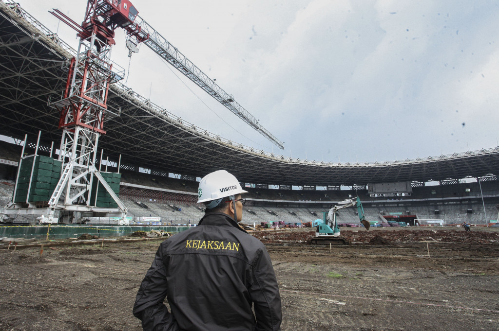 Petugas Kejaksaan Tinggi (Kajati) DKI Jakarta meninjau pembangunan Stadion Gelora Bung Karno (GBK) di Jakarta, Rabu (9/11/2016)