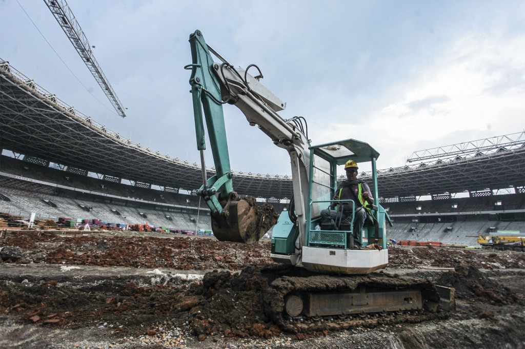 Pekerja menggarap pembangunan Stadion Gelora Bung Karno (GBK) di Senayan, Jakarta, Rabu (9/11/2016)