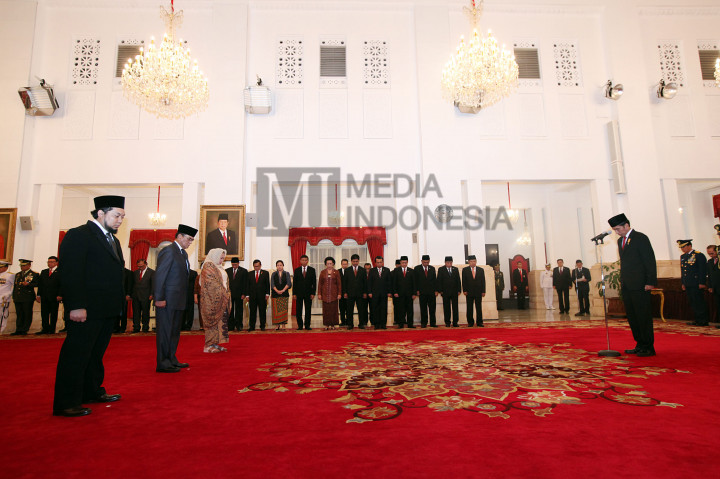 Cucu tokoh Nahdlatul Ulama (NU) almarhum Kiai Haji Raden (KHR) As'ad Syamsul Arifin, KHR. Ahmad Azaim Ibrahimy (kiri), putera almarhum Mayjen TNI (Purn) Andi Mattalatta, Ilham Mattalata (kedua dari kiri) dan Putri almarhum Letkol inf. (Anumerta) Mohammad Sroedji, Puji Rejeki Irawati menundukkan kepala saat mengheningkan cipta pada prosesi penganugerahan gelar pahlawan nasional dan pemberian tanda kehormatan oleh Presiden Joko Widodo di Istana Negara, Rabu (9/11/2016)