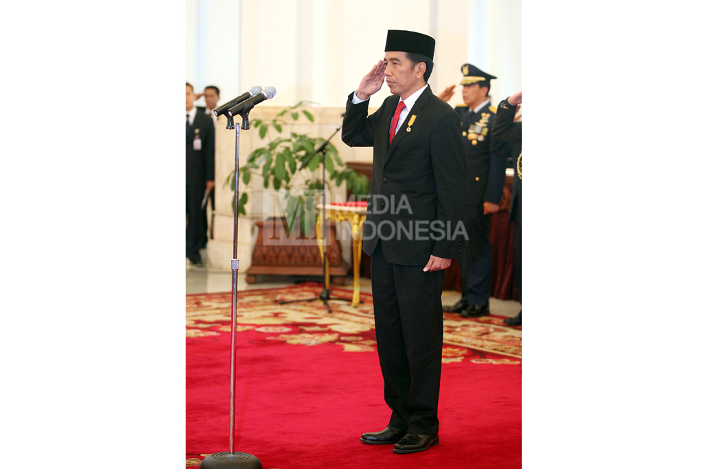 Presiden Joko Widodo memberi hormat pada prosesi pemberian gelar pahlawan nasional dan tanda kehormatan Bintang Mahaputera di Istana Negara, Rabu (9/11/2016)